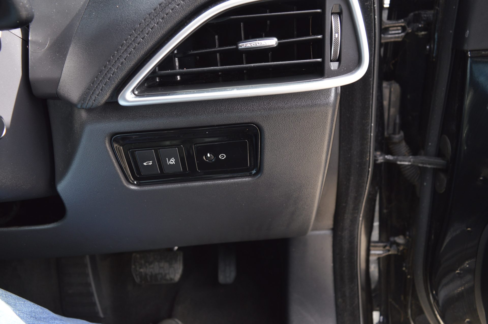 Jaguar F-PACE AUTO SUNROOF - Image 17