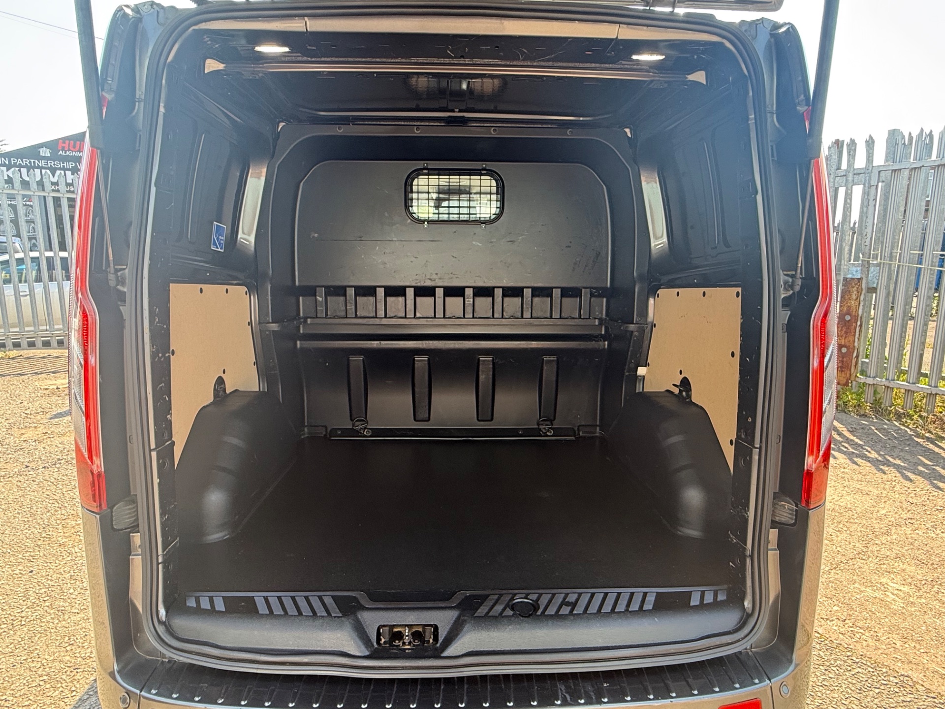 Ford 2021 (21) Ford Transit Custom MS-RT 2.0 320 Limited Crew Van Double Cab - Image 5