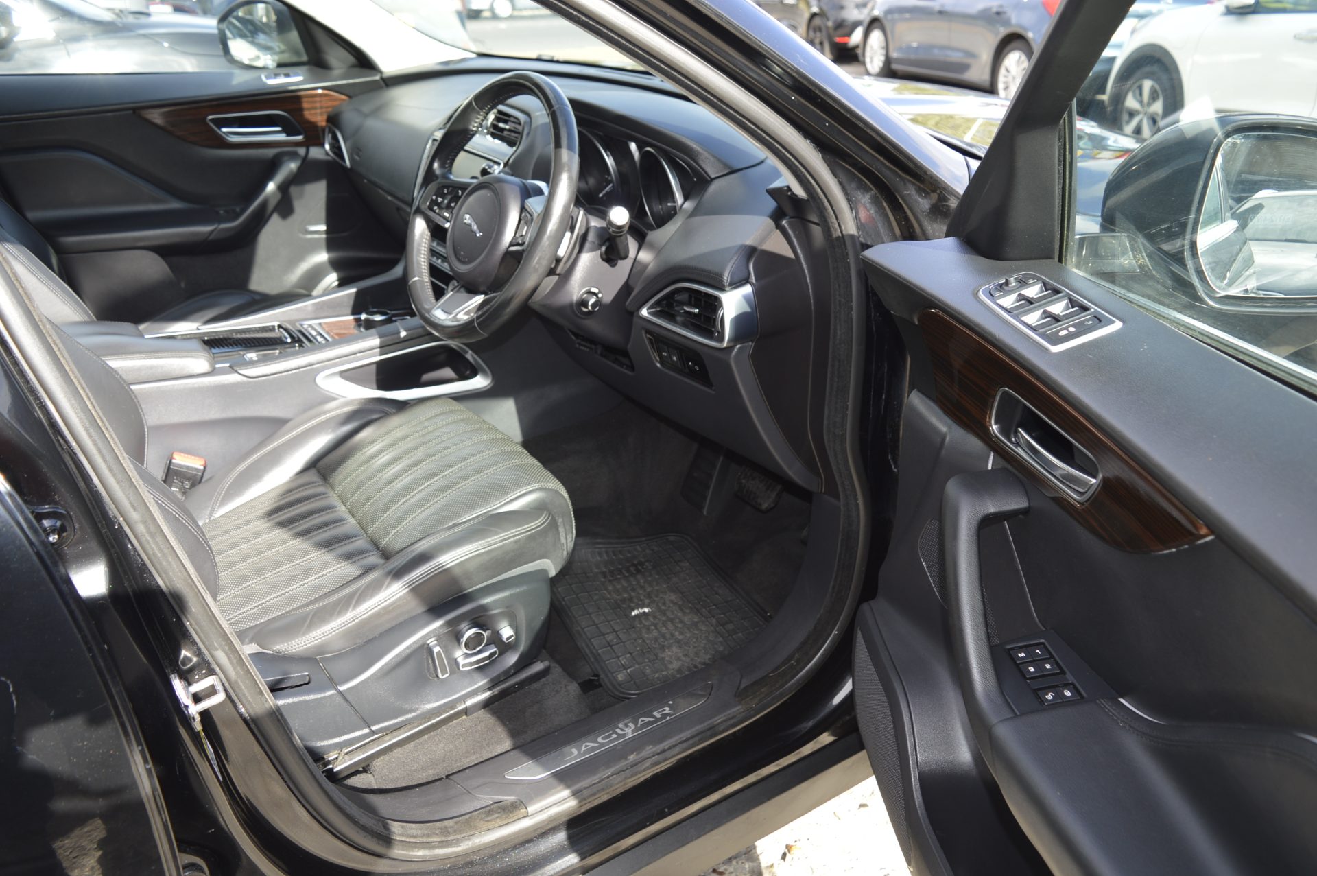 Jaguar F-PACE AUTO SUNROOF - Image 16