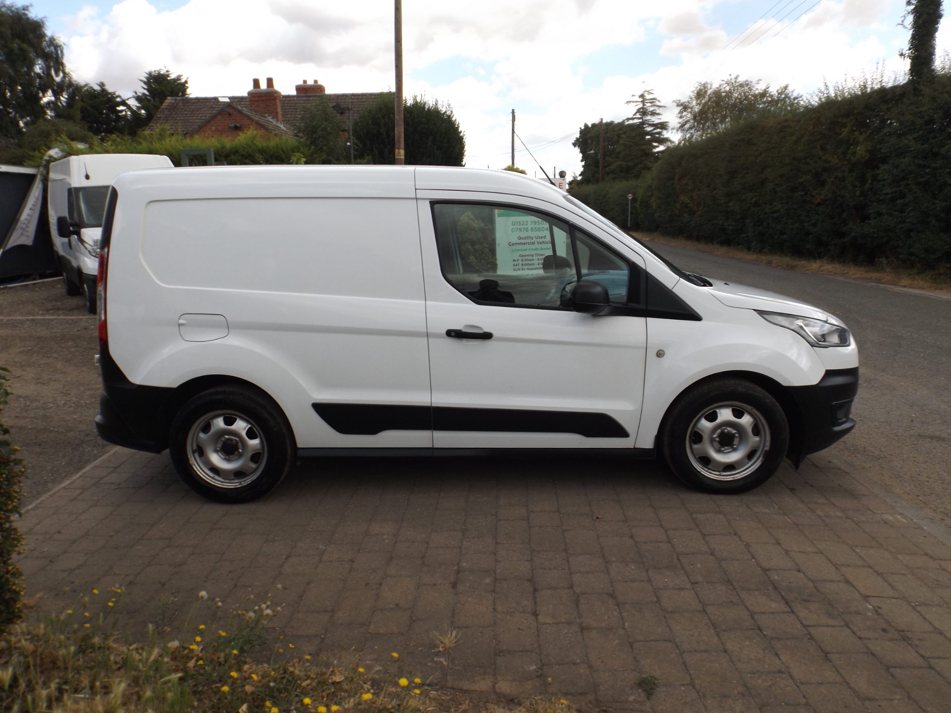 Ford TRANSIT CONNECT 1.5 200 EcoBlue Leader - Image 2