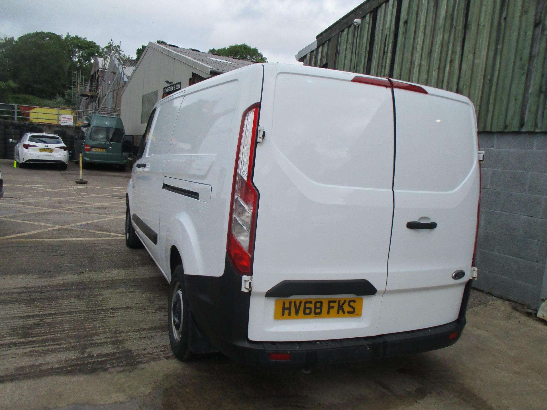 Ford CUSTOM 300 BASE VAN - Image 4