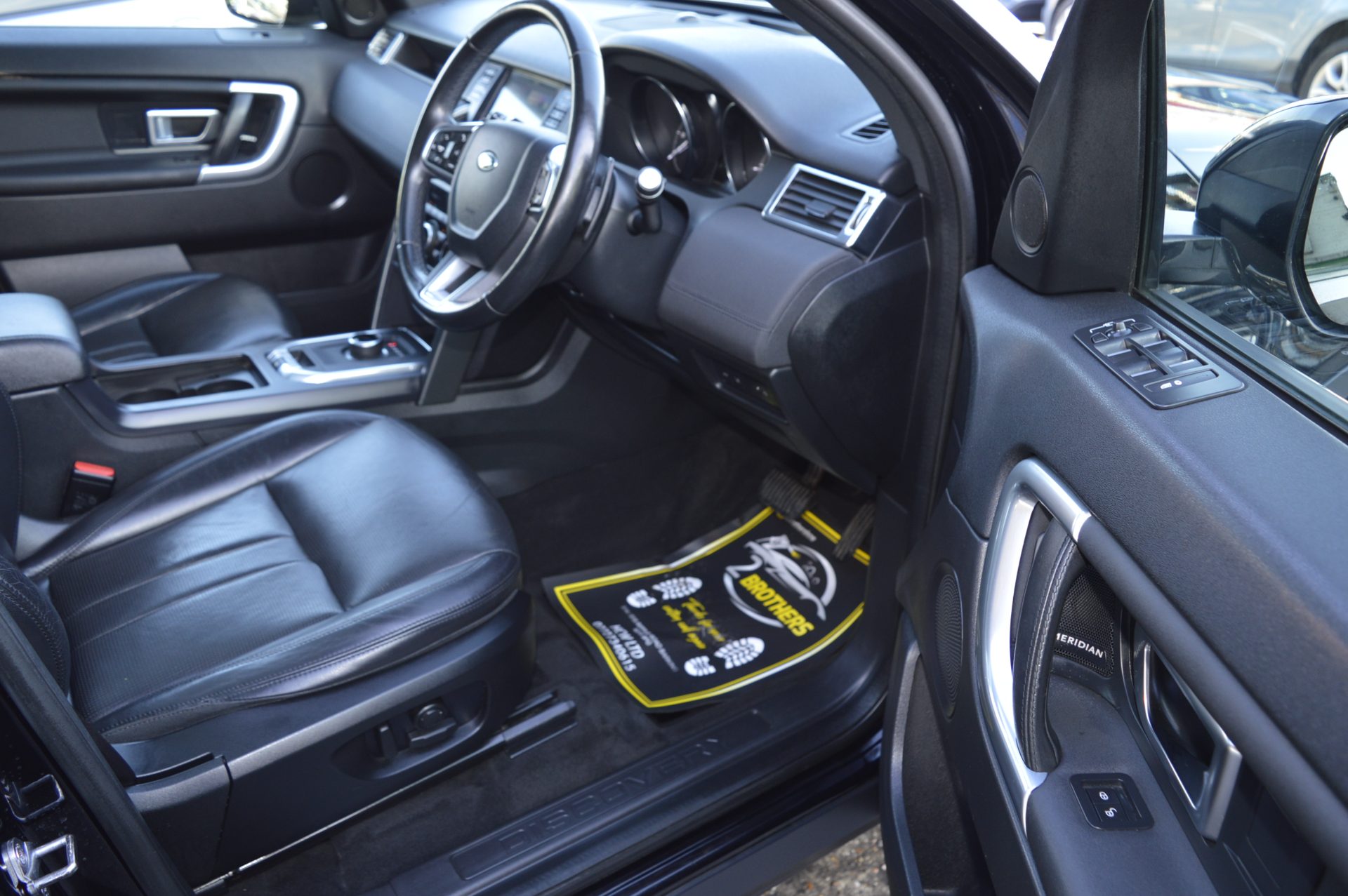 Land Rover DISCOVERY HSE AUTO 7 SEATS - Image 16