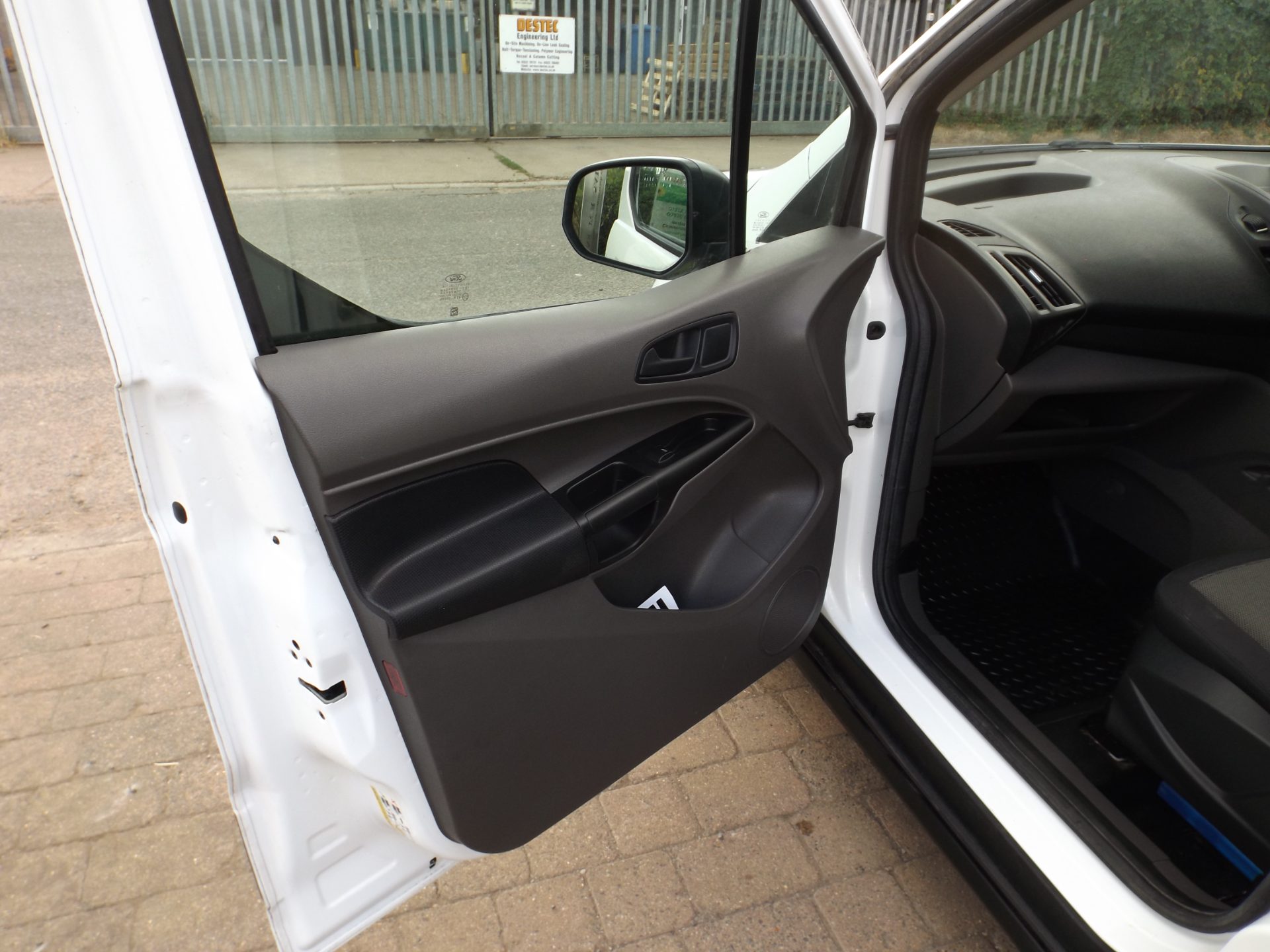 Ford TRANSIT CONNECT 1.5 200 EcoBlue Leader - Image 11