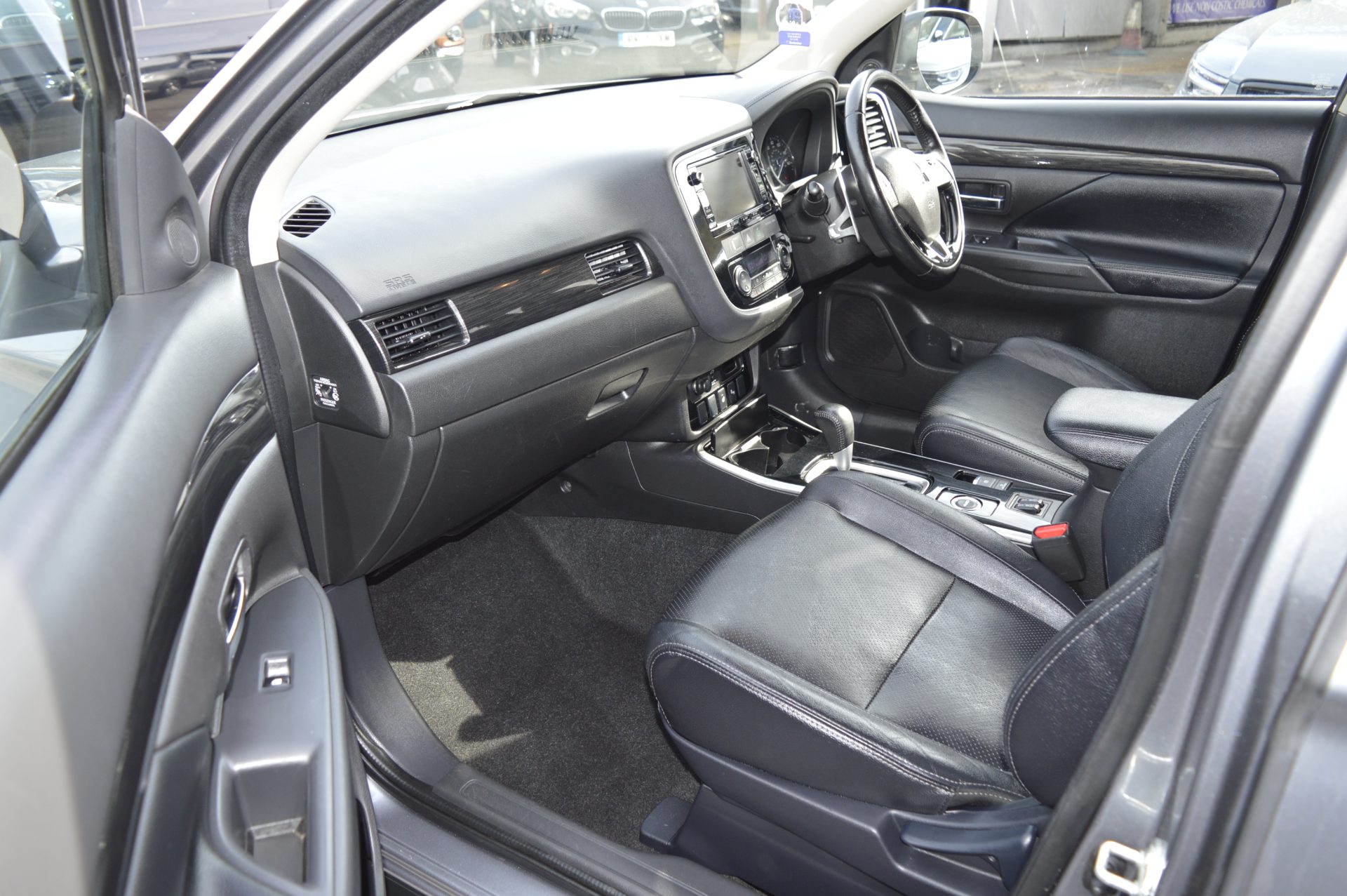 Mitsubishi OUTLANDER 4H - Image 13