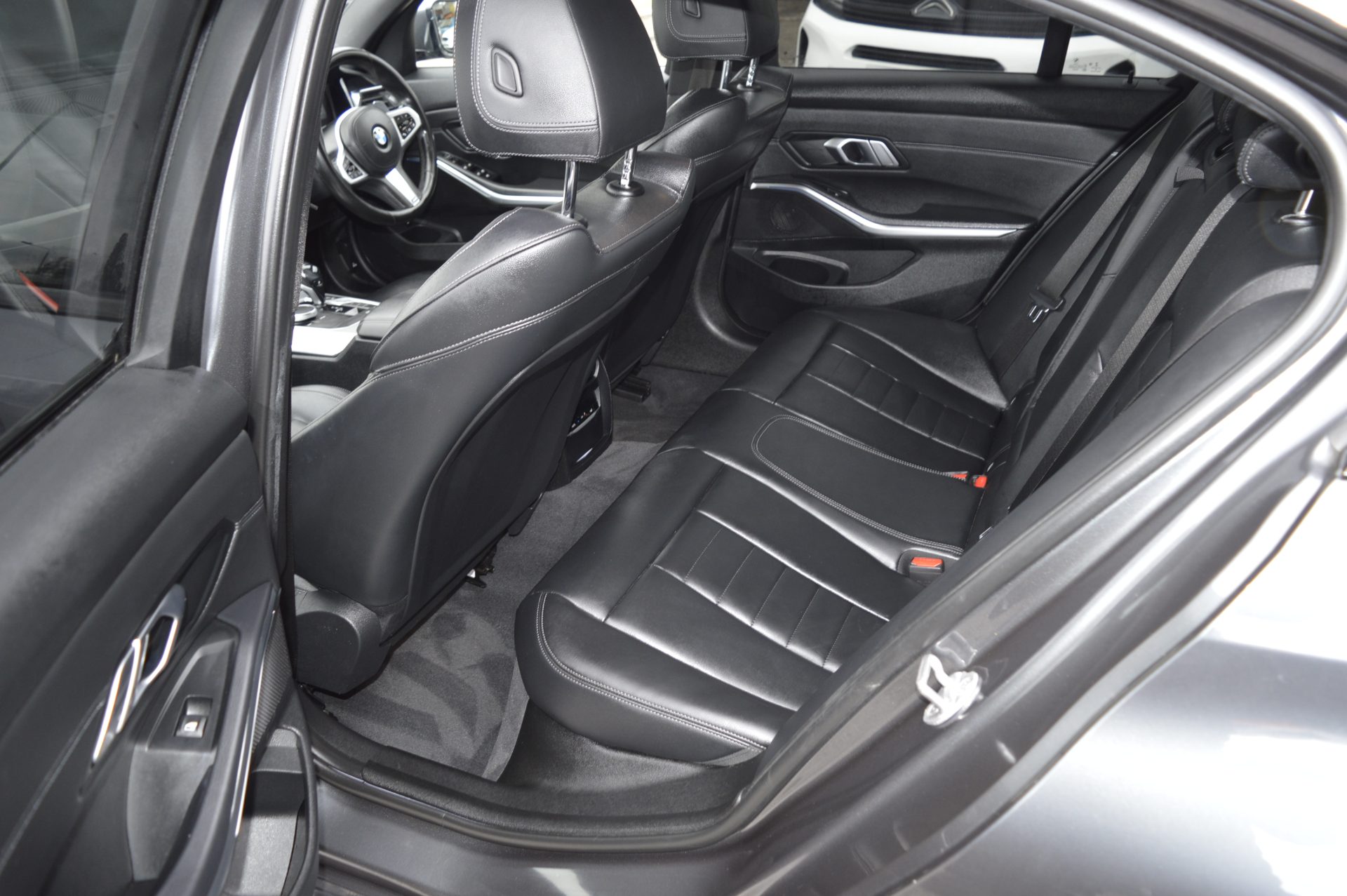 Bmw 330e PLUG IN HYBRID - Image 10