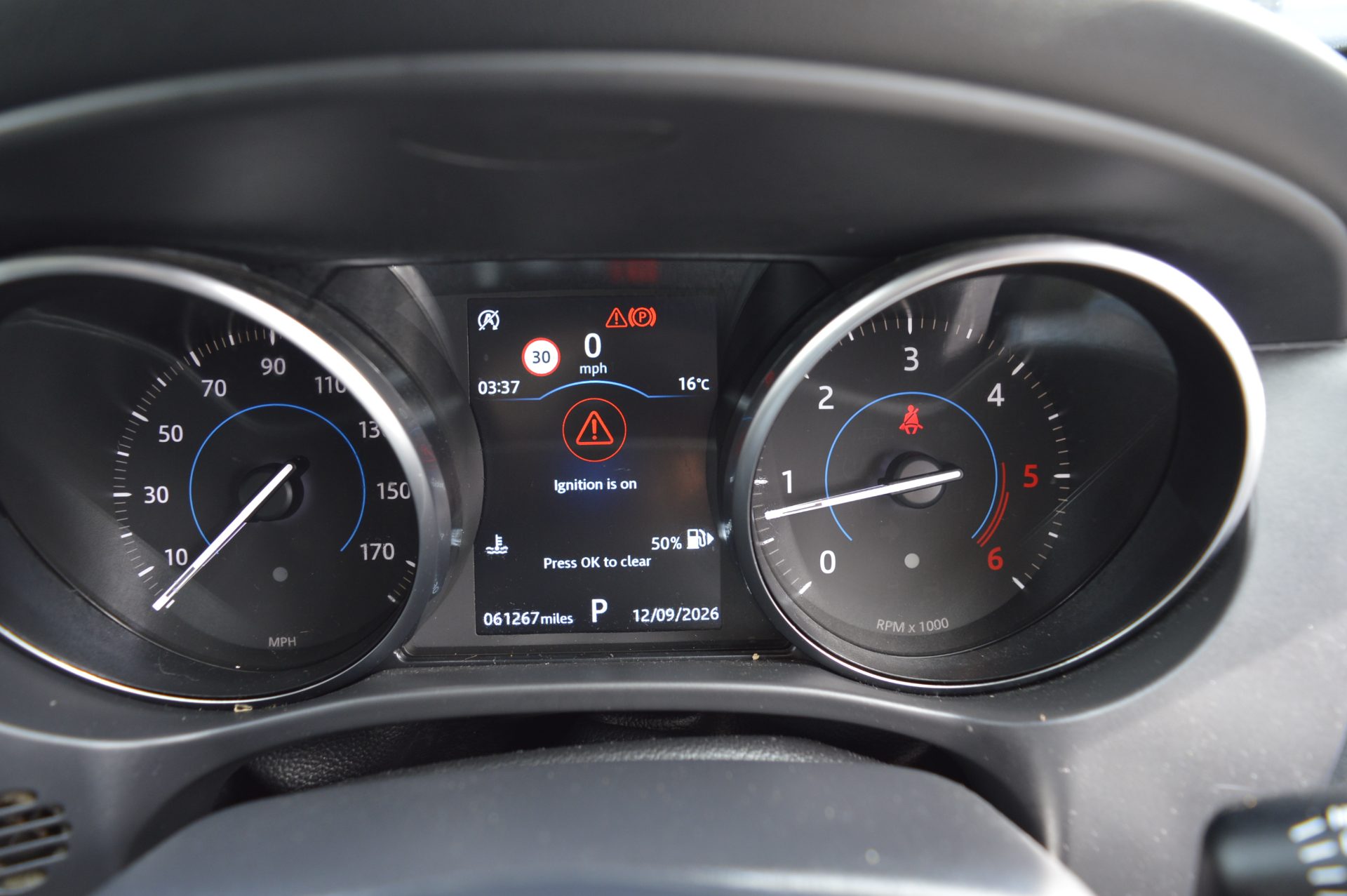 Jaguar F-PACE AUTO SUNROOF - Image 18
