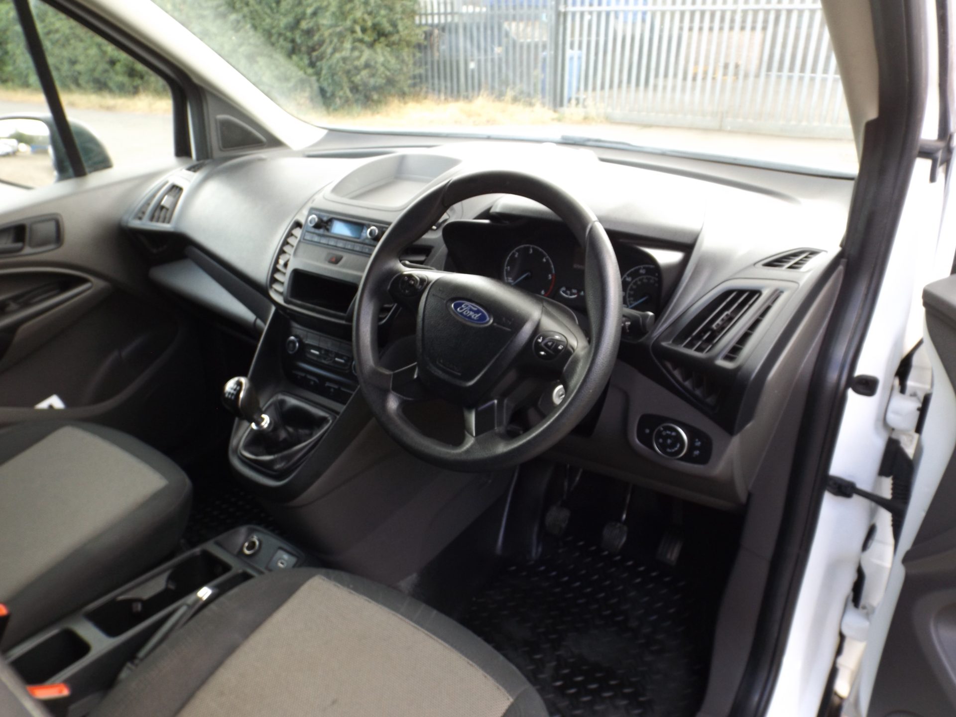 Ford TRANSIT CONNECT 1.5 200 EcoBlue Leader - Image 14