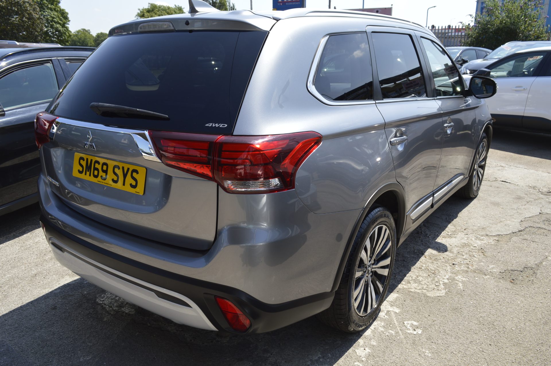 Mitsubishi OUTLANDER - Image 2