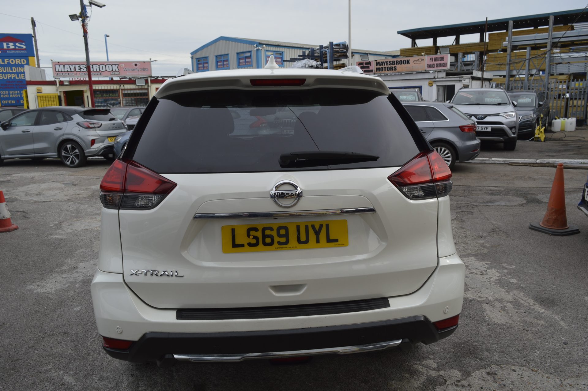 Nissan X-TRAIL AUTO 7 SEATS SUNROOF - Image 8