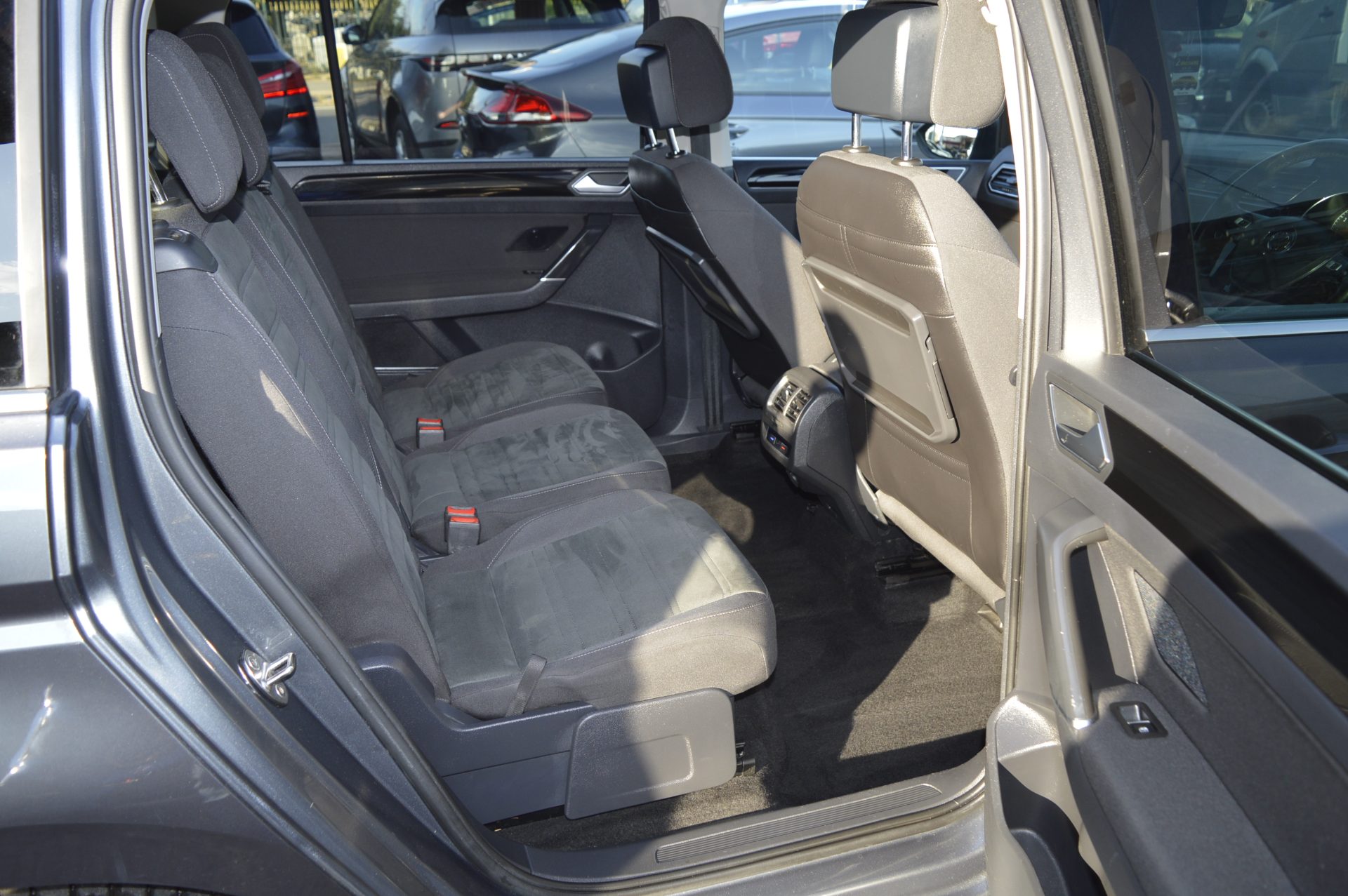 Volkswagen TOURAN PETROL AUTO 7 SEATS - Image 13