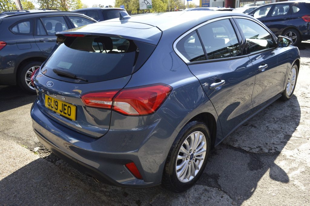 Ford Focus - Image 19