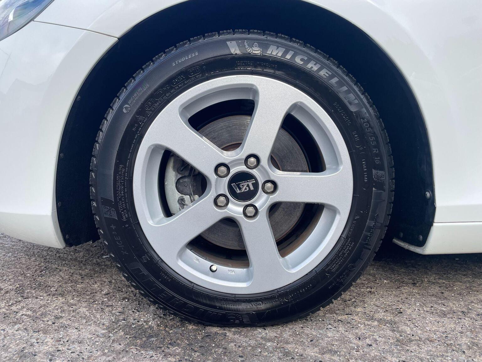 Volvo V40 - Image 12