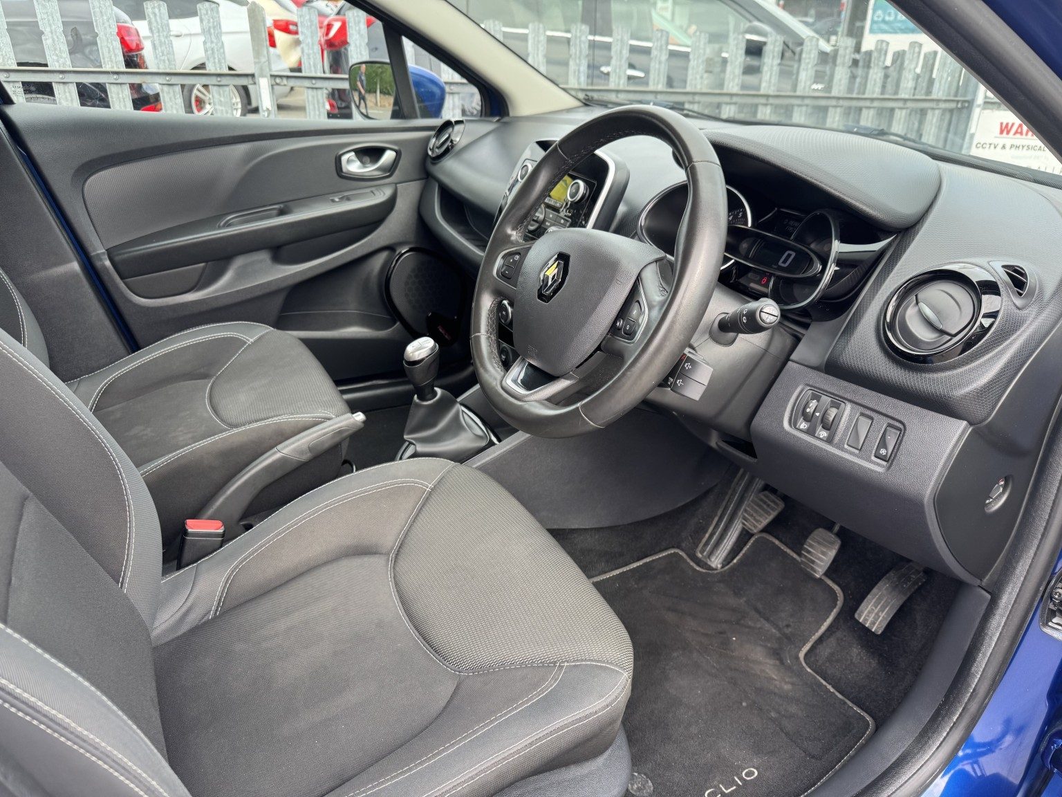 Renault Clio - Image 17