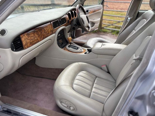 Jaguar Xj - Image 11