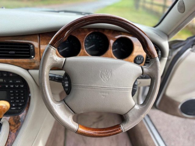 Jaguar Xj - Image 13