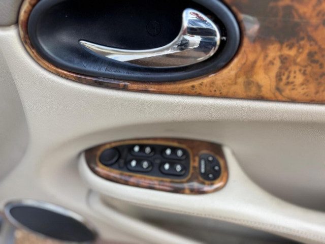 Jaguar Xj - Image 16