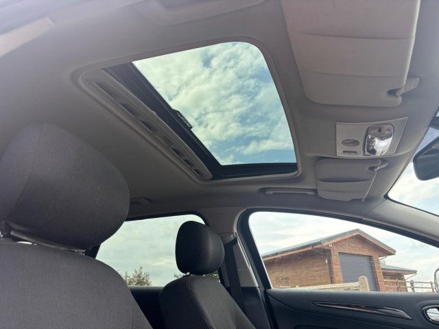 Ford Mondeo - Image 13