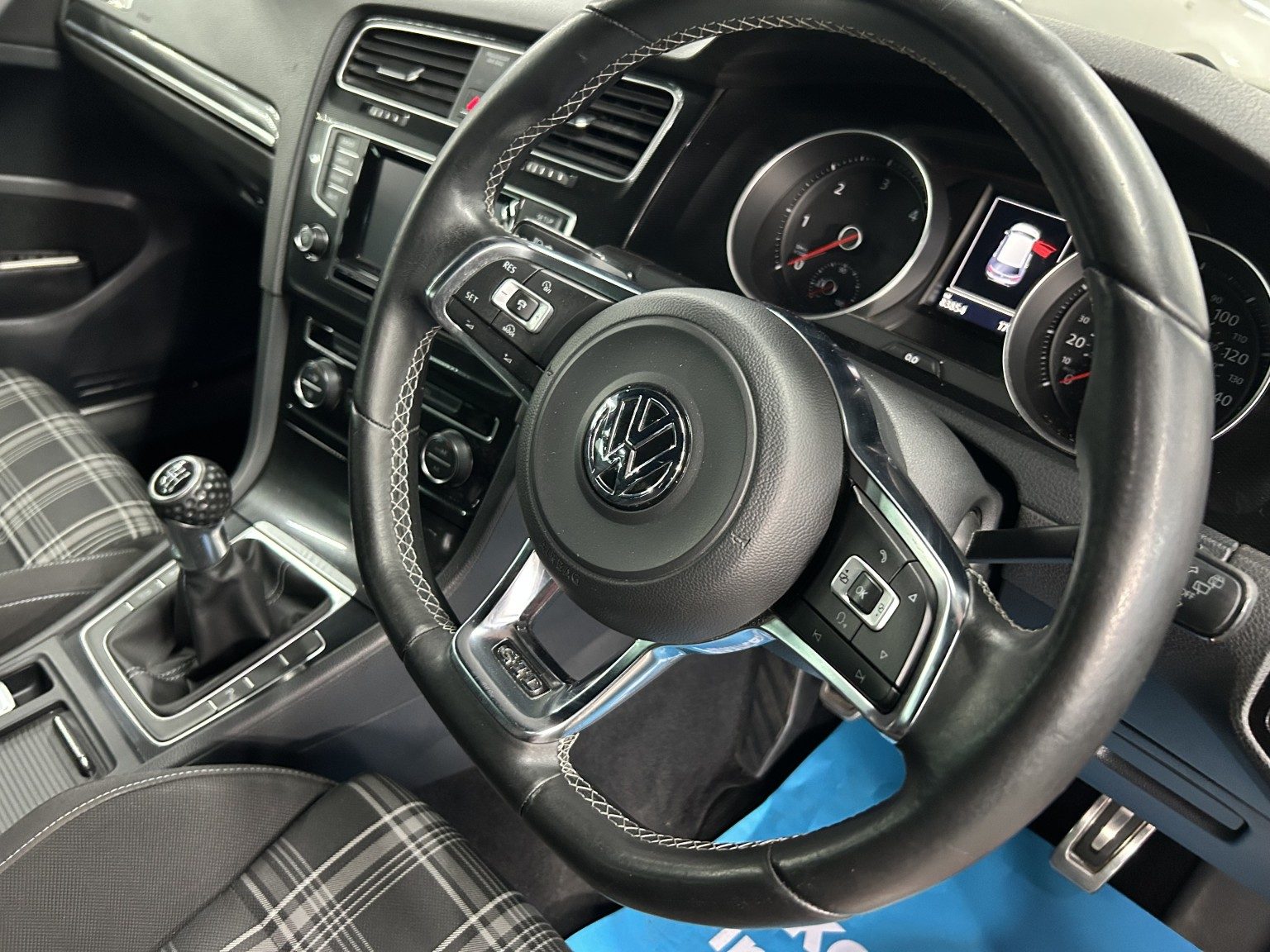 Volkswagen Golf - Image 10