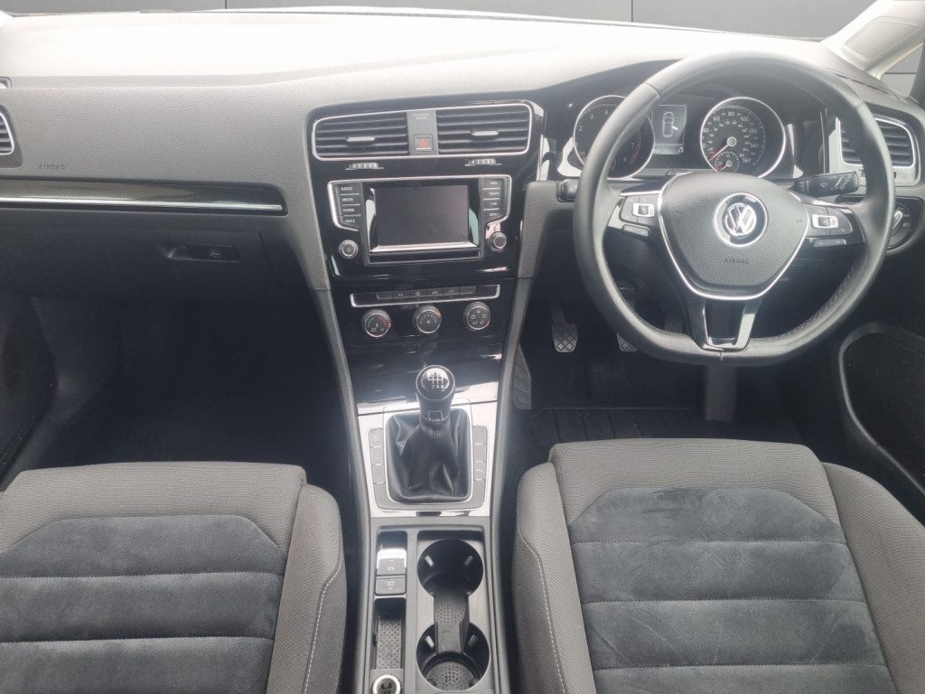 Volkswagen Golf - Image 11