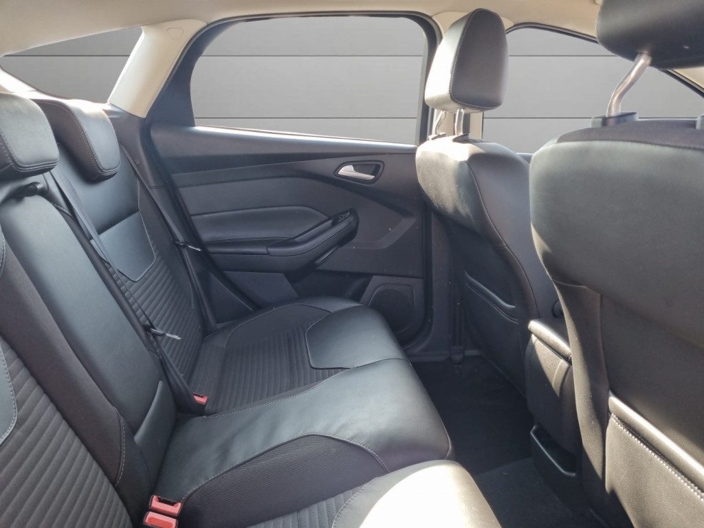 Ford Focus - Image 12