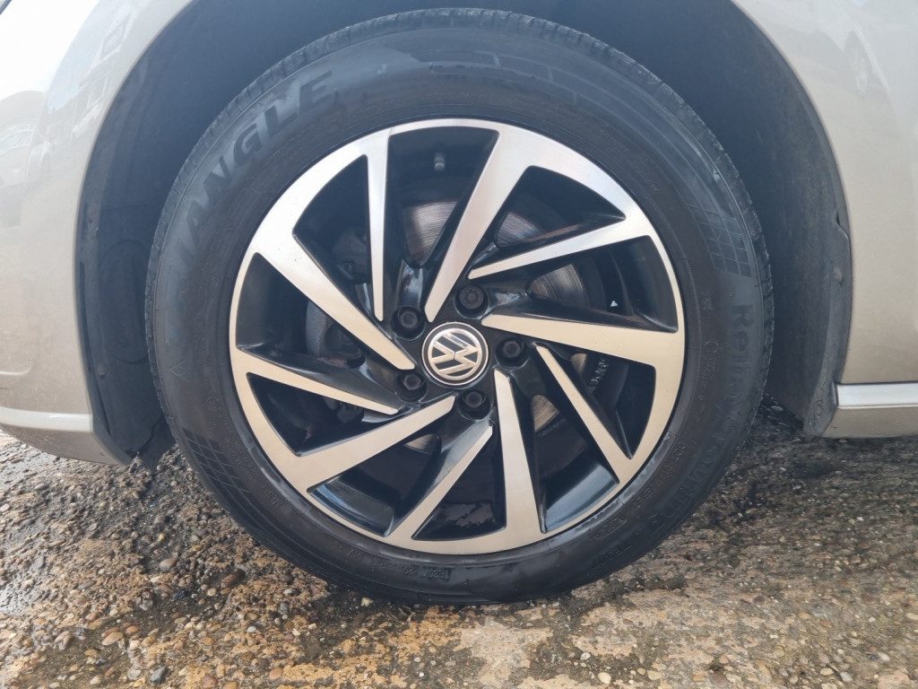 Volkswagen Golf - Image 14