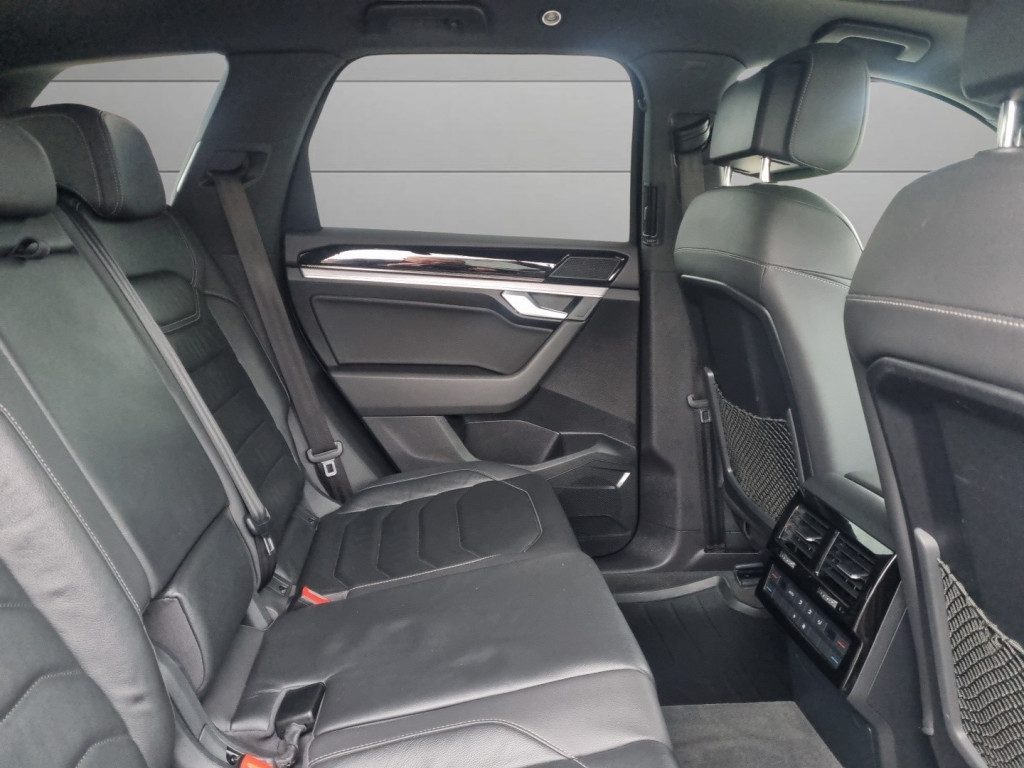 Volkswagen Touareg - Image 12