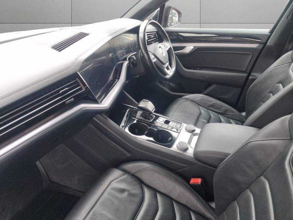 Volkswagen Touareg - Image 13
