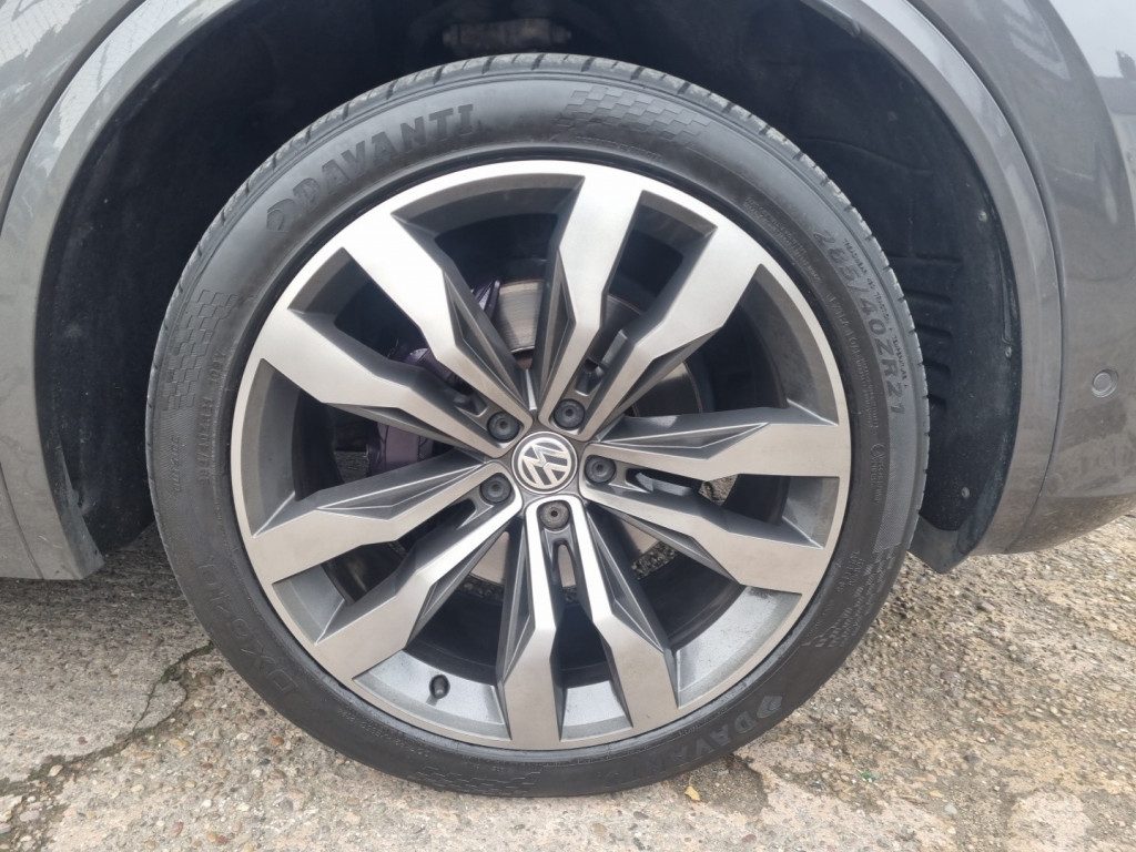 Volkswagen Touareg - Image 18