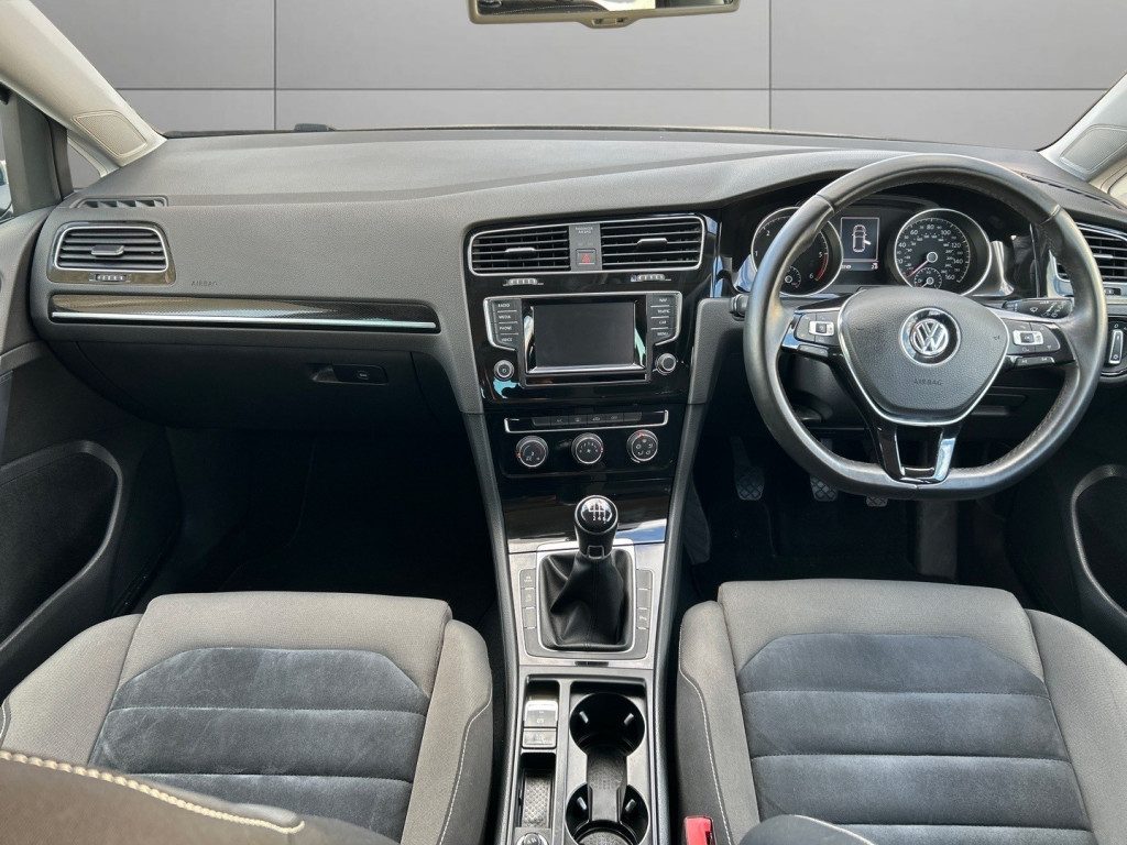 Volkswagen Golf - Image 11