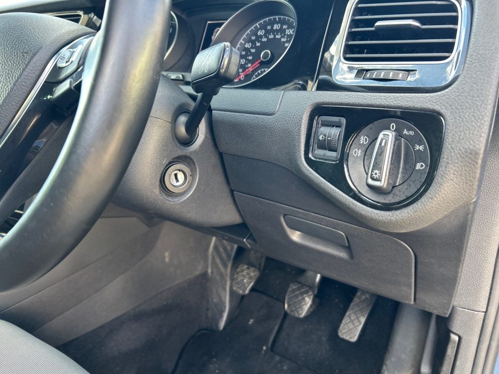 Volkswagen Golf - Image 20