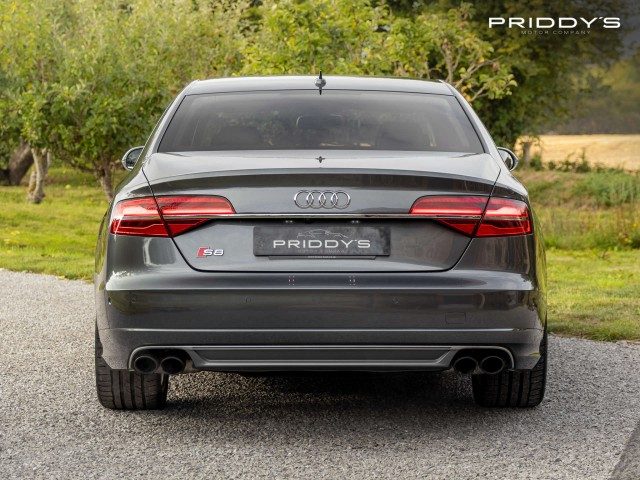 Audi S8 - Image 6