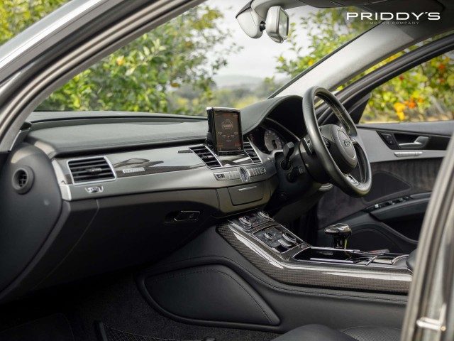 Audi S8 - Image 10