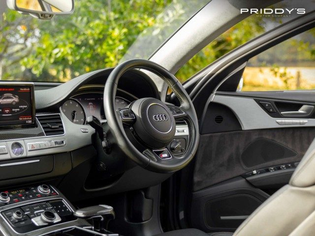 Audi S8 - Image 13