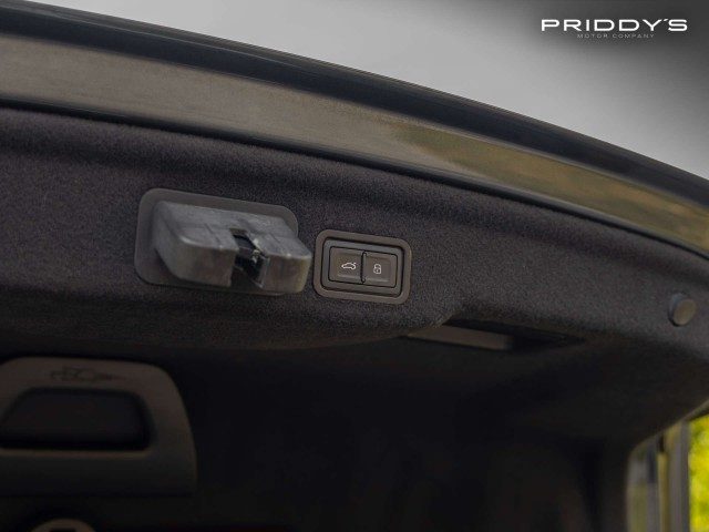 Audi S8 - Image 18