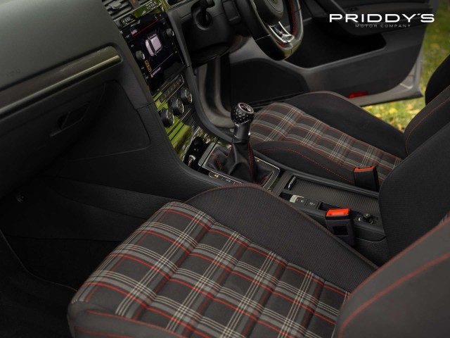 Volkswagen Golf - Image 11