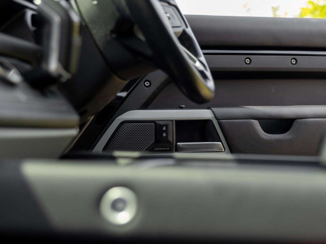 Land Rover Defender - Image 6