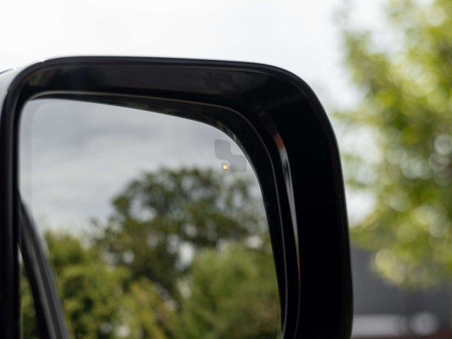 Land Rover Defender - Image 10
