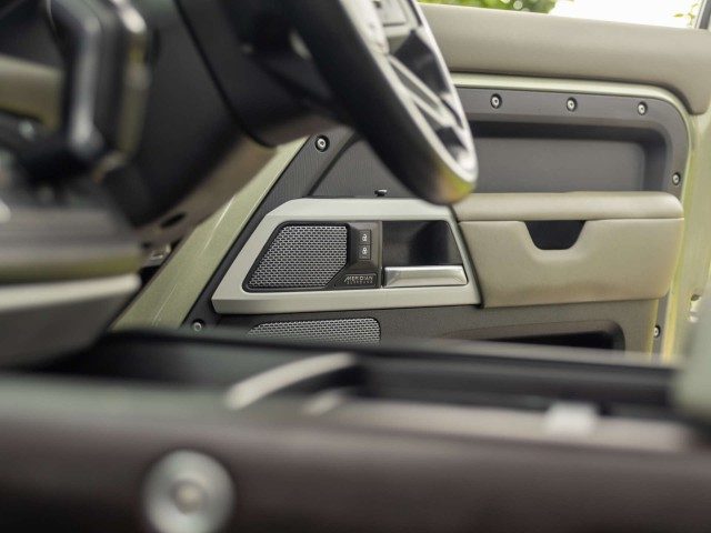 Land Rover Defender - Image 7