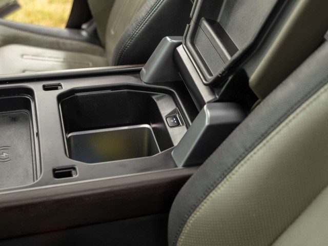 Land Rover Defender - Image 9