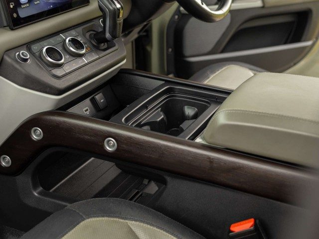 Land Rover Defender - Image 11