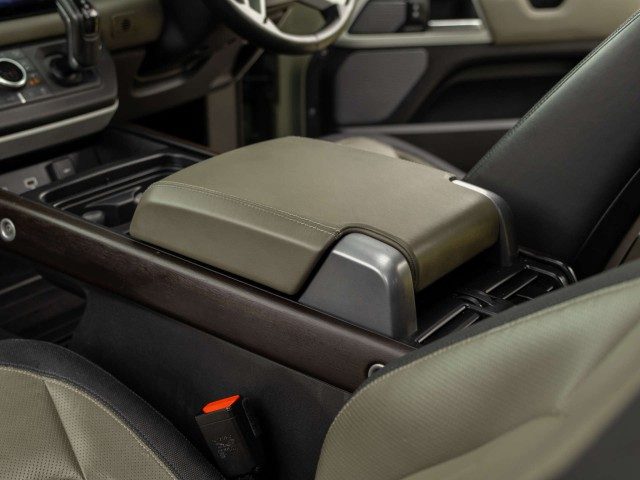 Land Rover Defender - Image 12
