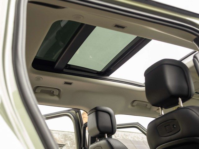 Land Rover Defender - Image 15