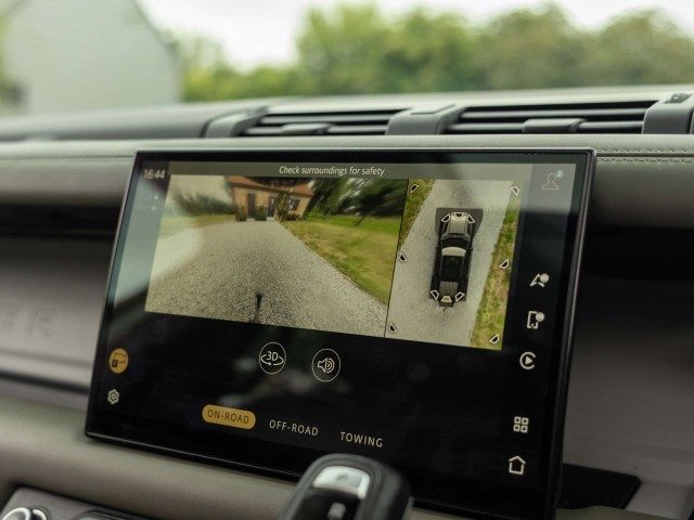 Land Rover Defender - Image 19