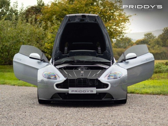 Aston Martin Vantage - Image 4