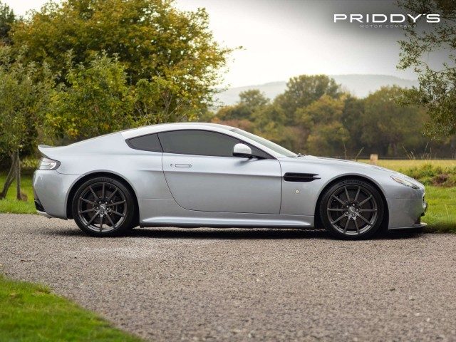 Aston Martin Vantage - Image 6