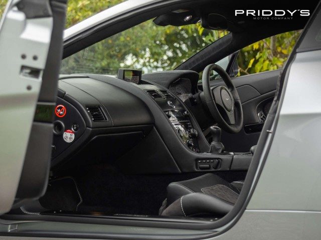 Aston Martin Vantage - Image 12