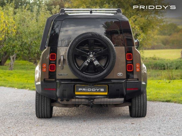 Land Rover Defender - Image 6