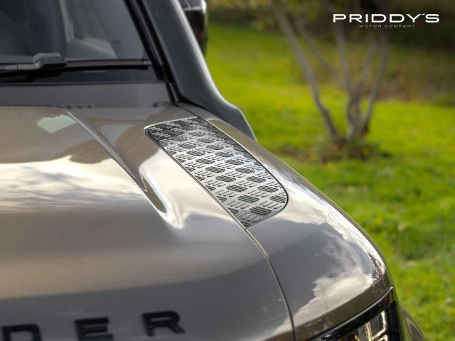 Land Rover Defender - Image 9