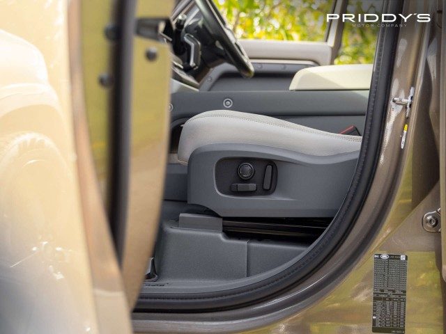 Land Rover Defender - Image 16