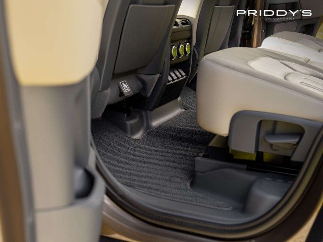 Land Rover Defender - Image 18
